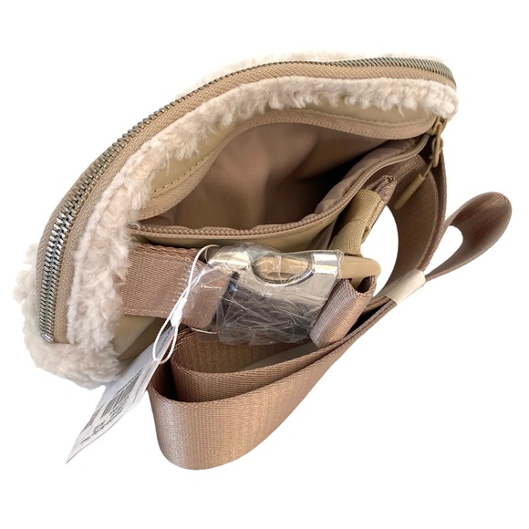 Lululemon Everywhere Belt Bag Fleece - Picture 4 of 8